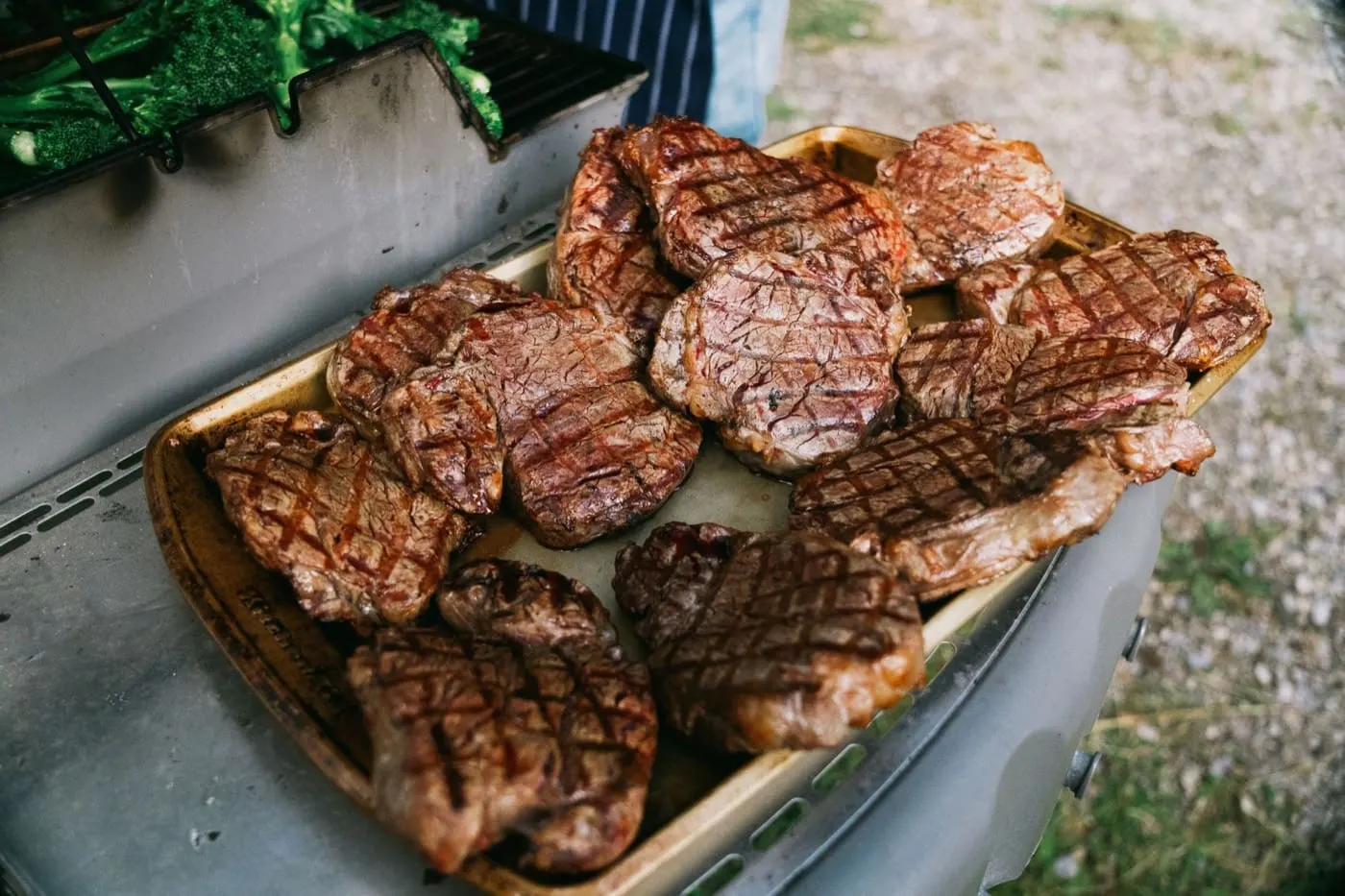 Carne alla griglia sul tagliere